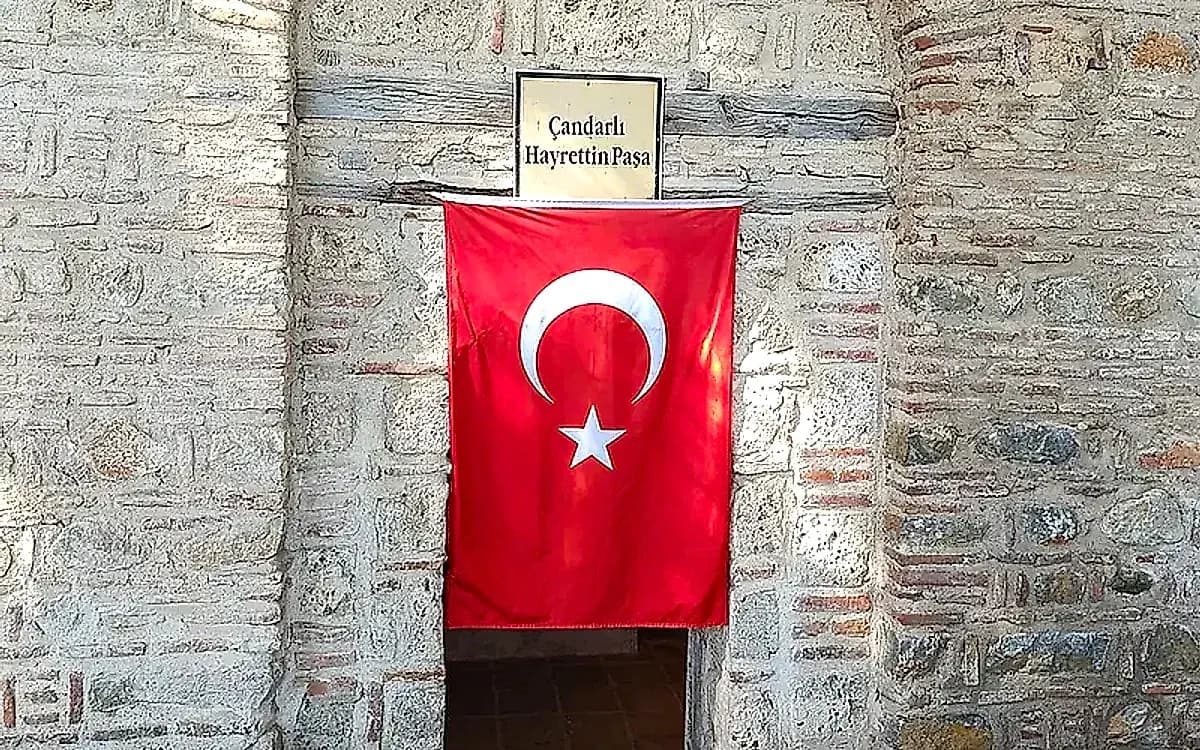 Lala Şahin Paşa Çocuk Perpustakaan (Madrasah Bersejarah)