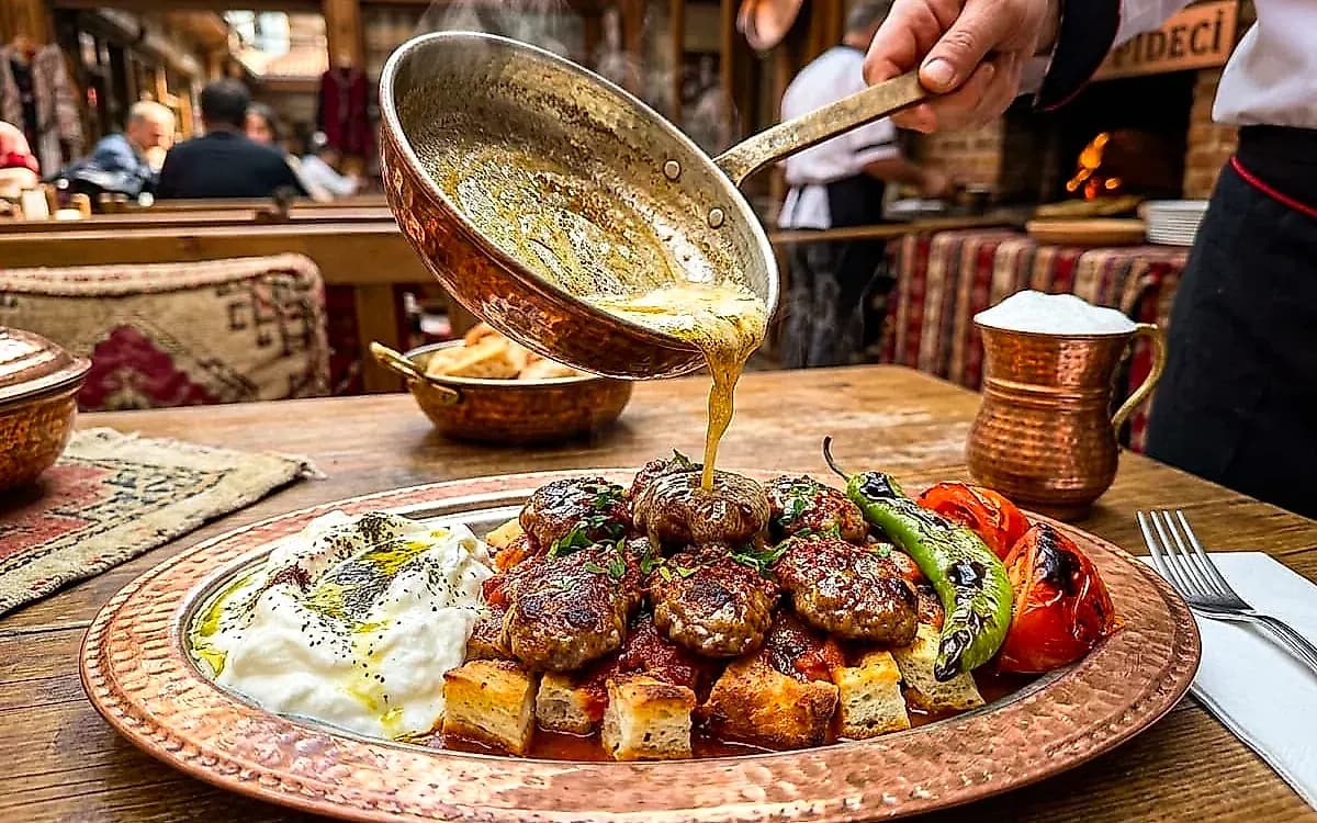 Historische Kayhan Pideli Fleischbällchen-Restaurants (Hacıbey & Çarşı)