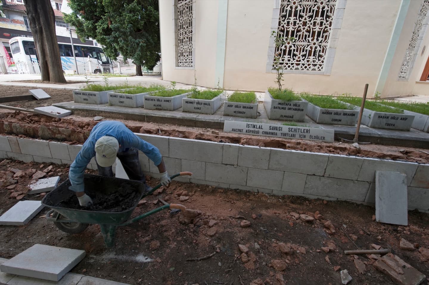 Makam Osman Gazi dan Orhan Gazi: Pendiri Kekaisaran Utsmaniyah & Panduan Tophane