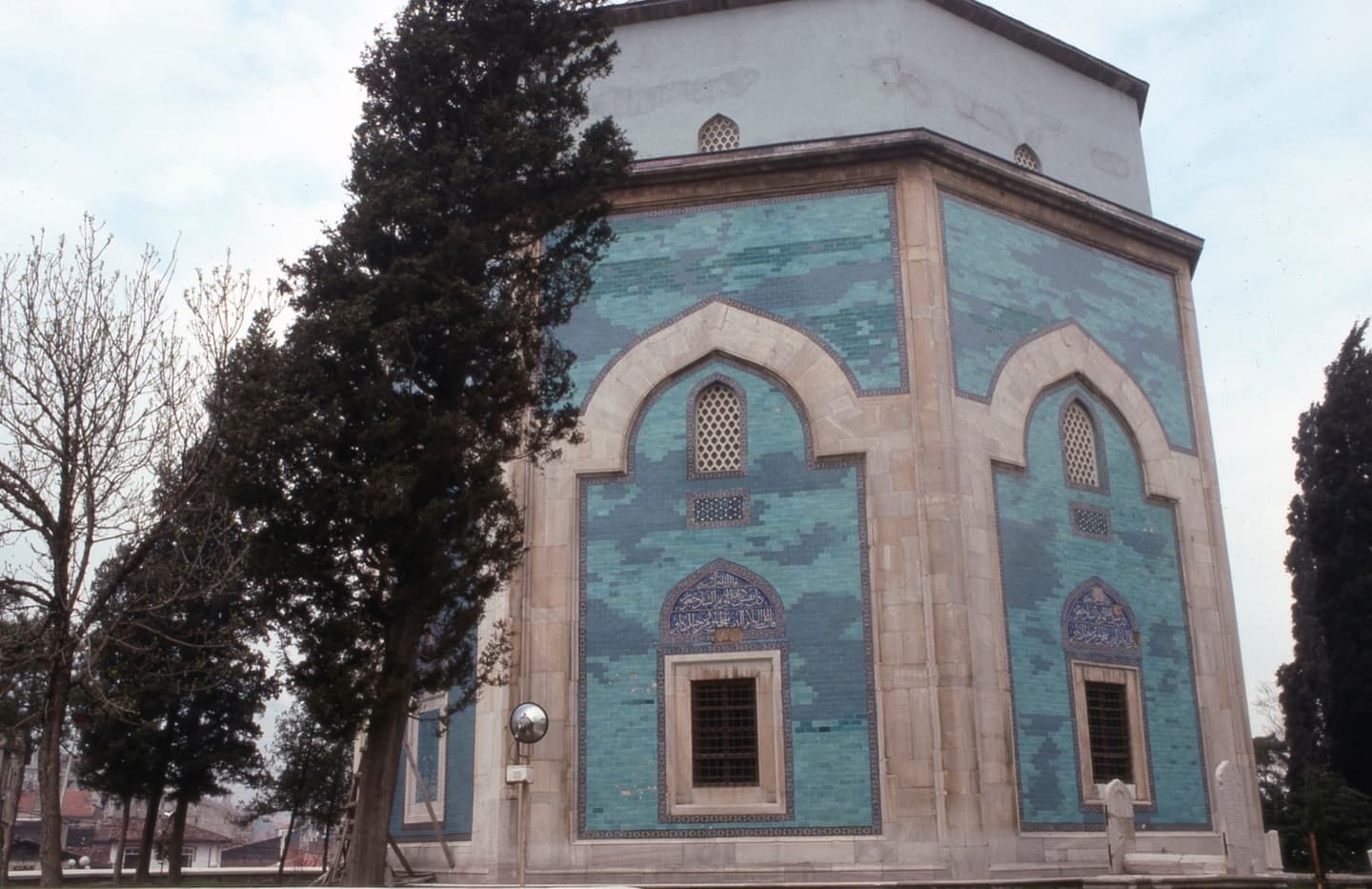 Masjid Hijau dan Makam Hijau: Kompleks Çelebi Mehmed, Seni Ubin & Panduan Wisata - Gambar 1