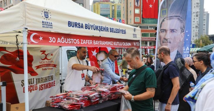 Bursa'da Zafer coşkusu ay yıldız ile taçlandı