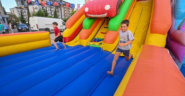 Festliche Begeisterung der Kinder in Bursa
